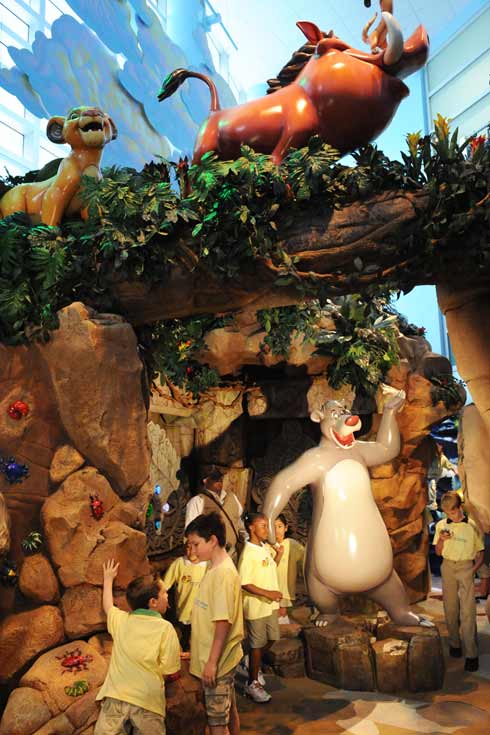 children_inside_walt_disney_pavilion_lobby_jpg_10427_a