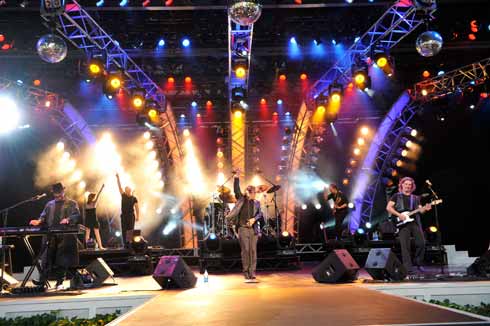wdw_ep_slscs_beegees_001