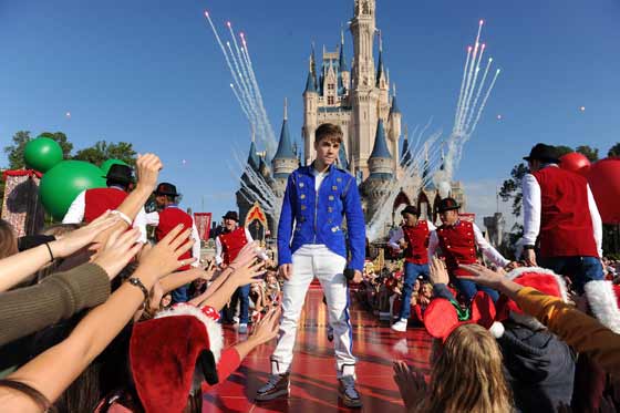 2012_DisneyParade_Justin-Bieber Justin Bieber performing at Disney's 2012 Christmas Parade